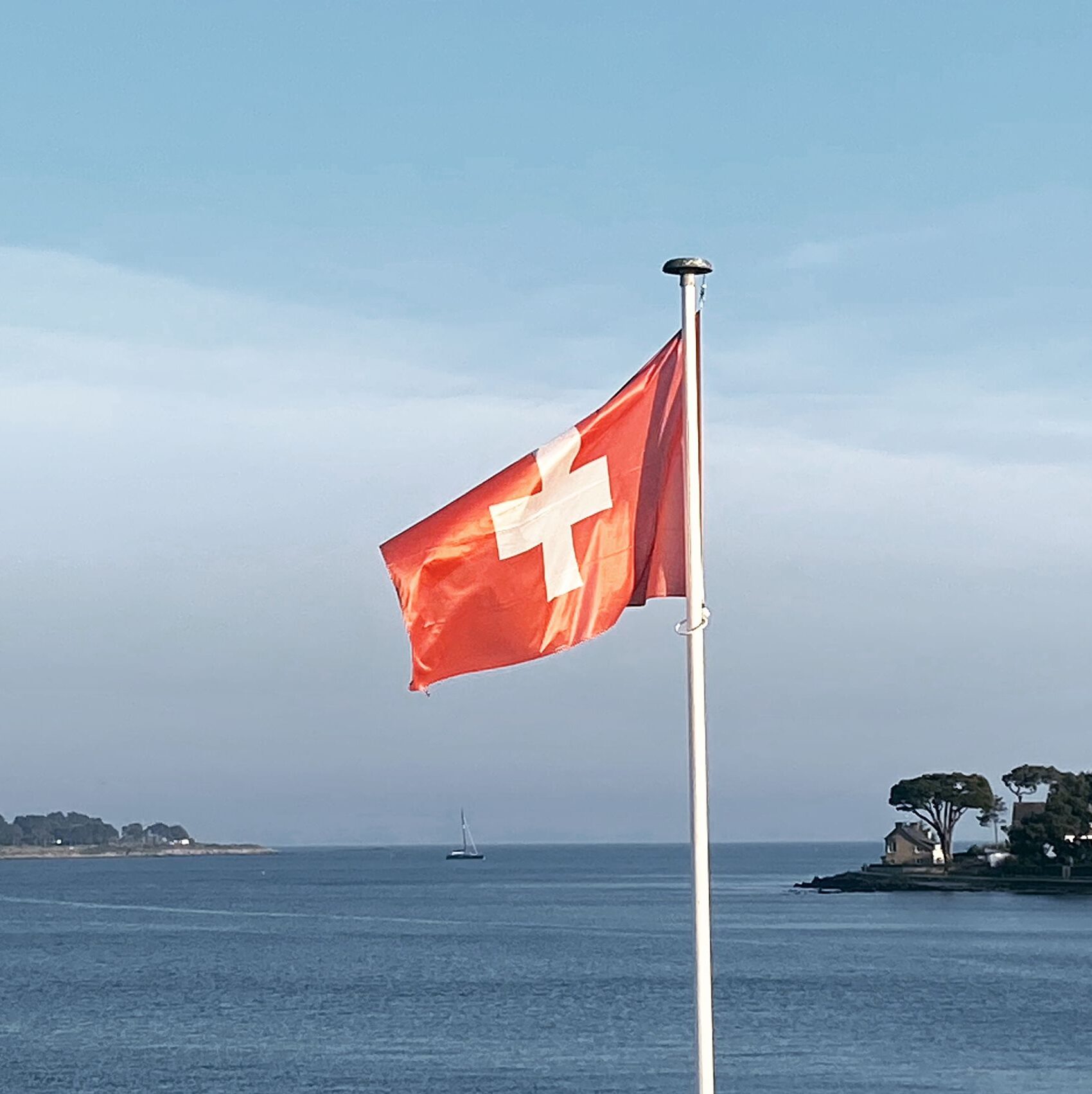 Le drapeau Suisse flotte sur l'Océan La Trinité sur mer. Contact Association Club de voile SailingObjectives