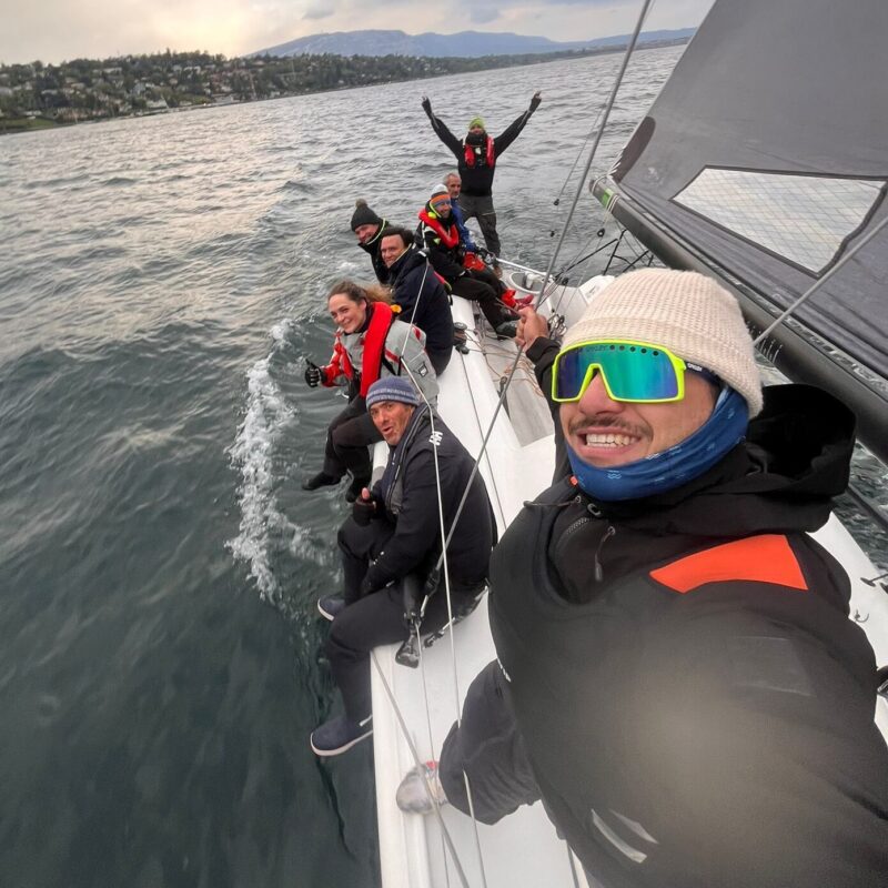 Equipage au près en rade de Genève, sortie début de saison au frais avec du vent