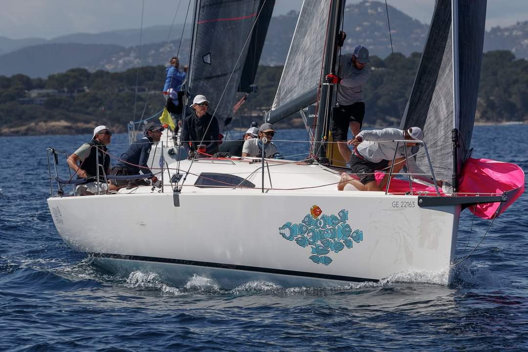 équipe du club de voile SailingObjectives en régate en mer à Porquerolles