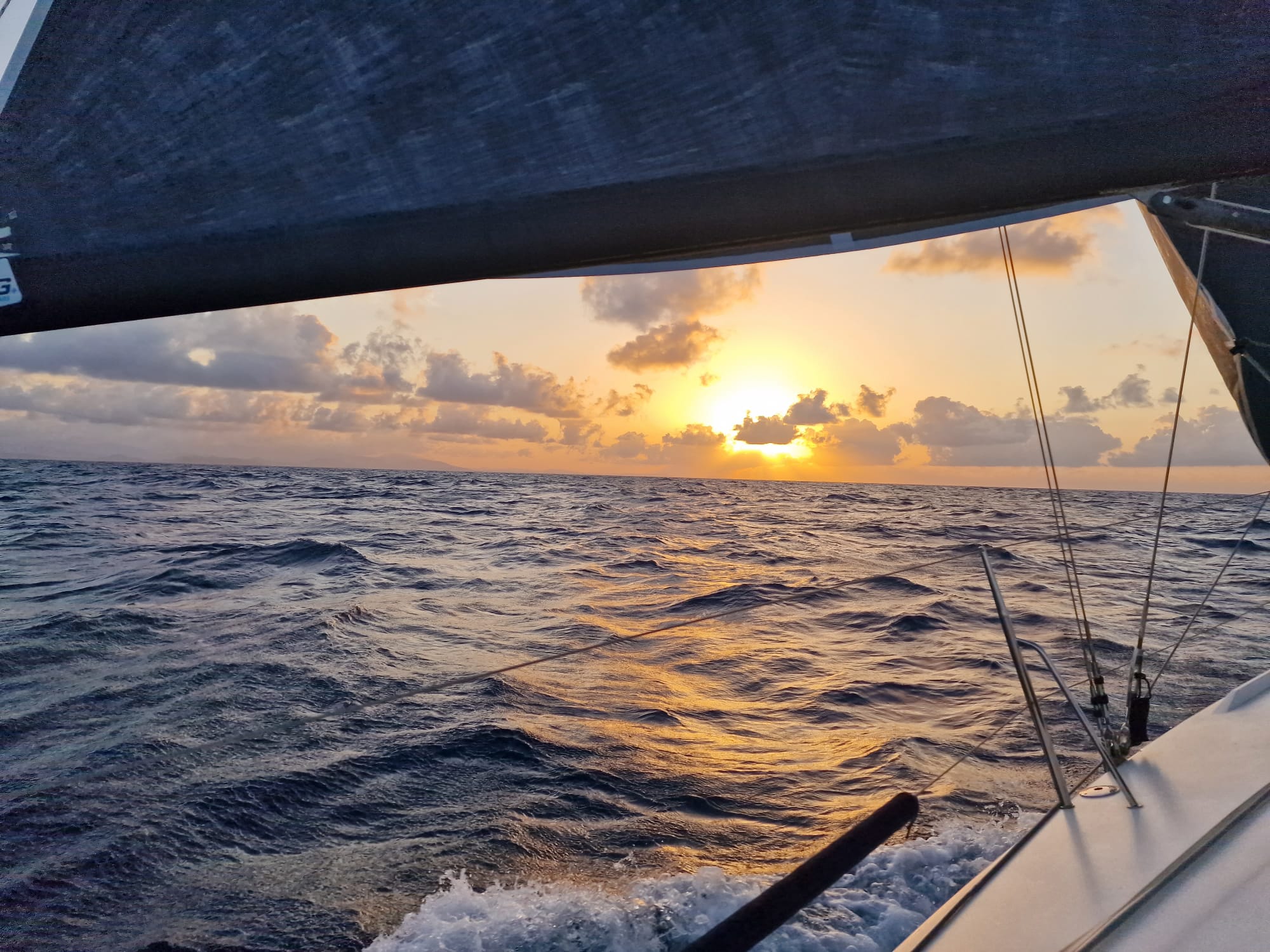 coucher de soleil en navigation vers sicile, croisière sportive, mer bleue foncé