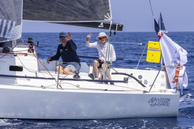 Equipage salue le photographe après départ de la Palermo Monaco 2023 sous code 0