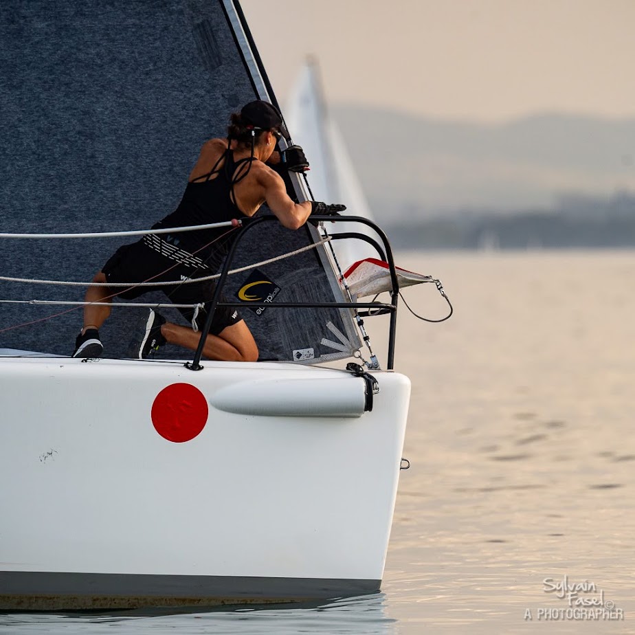Numéro1 sur le pont lors de la régate Semaine de Founex au soleil couchant